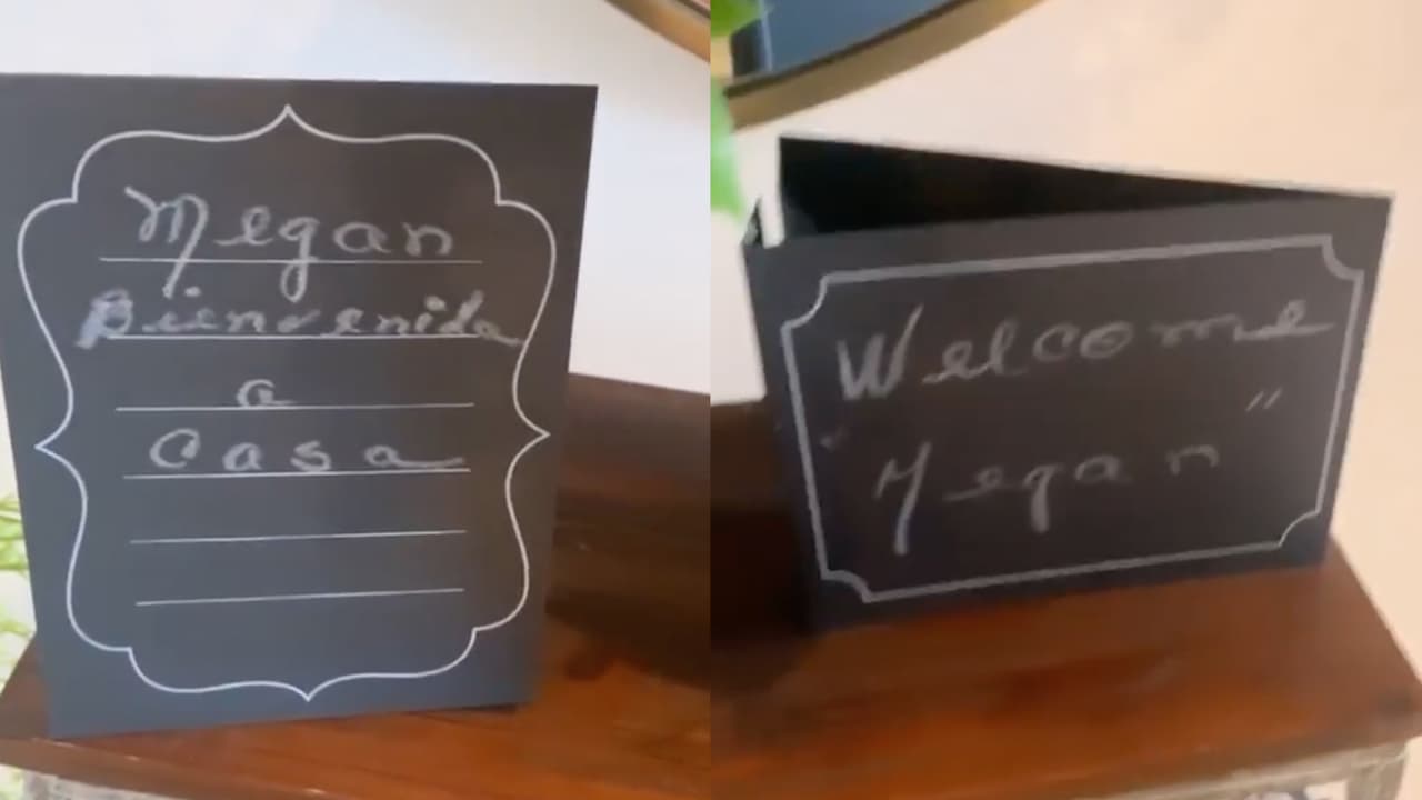 Estos tableros estaban puestos en el recibidor del apartamento: "Bienvenida a casa".