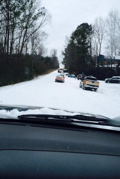 Juanita Ramos, de Birmingham, comparte el nevado panorama que se observa desde su coche.