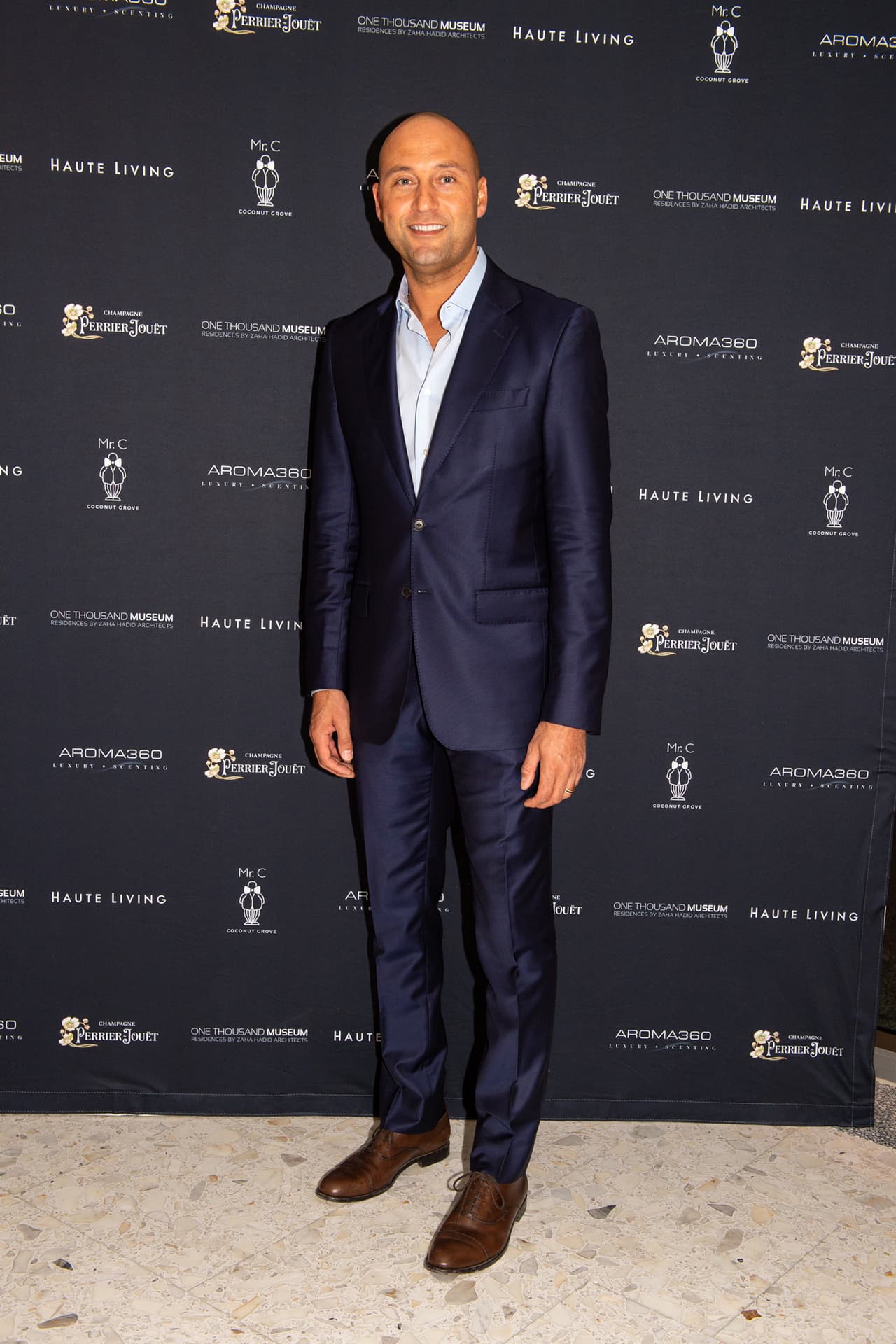 Además, se identificaba con él porque 
<b>ambos provenían de padres birraciales</b>: "Era la situación racial, su mamá es irlandesa, su papá es afroamericano, 
<b>también me veía de una forma muy ambigua</b>. No sabía quién era él. Nos conocimos y escribí canciones al respecto". Mariah es hija de madre irlandesa y padre afrovenezolano.
<br>