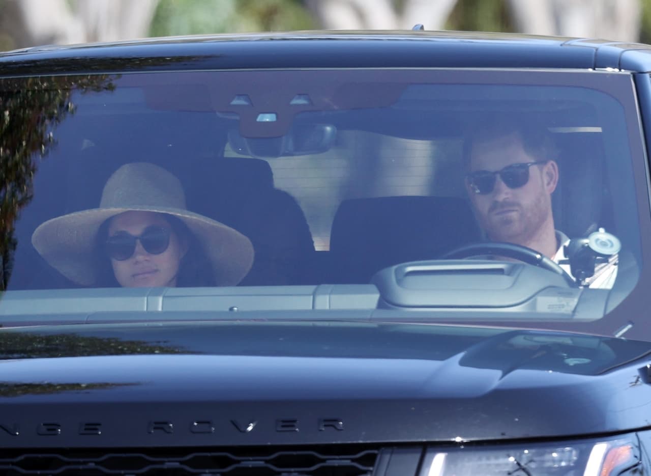 Se ha dicho que ni Meghan Markle ni el príncipe Harry fueron entrevistados para la edición original del libro y que tampoco contribuyeron en él. 
<br>