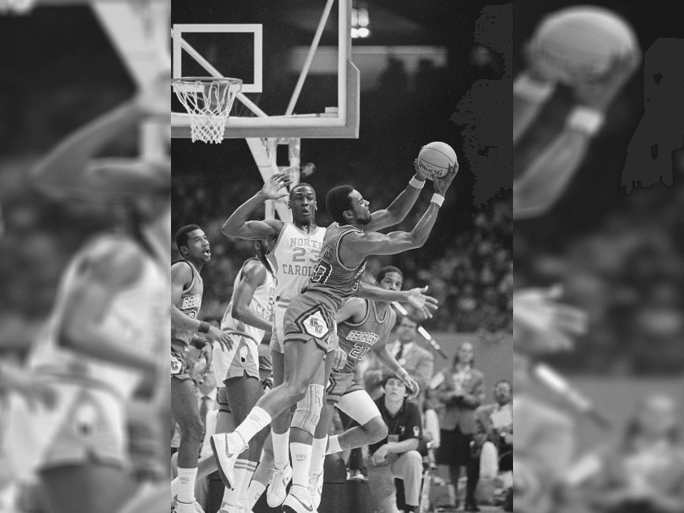 Su mejor tiro no fue en la NBA, sino en Carolina del Norte con los Tar Heels. Jordan puso el balón en el ala y perforó un puente para anotar el punto ganador contra las Hoyas de Georgetown de Patidk Ewing.