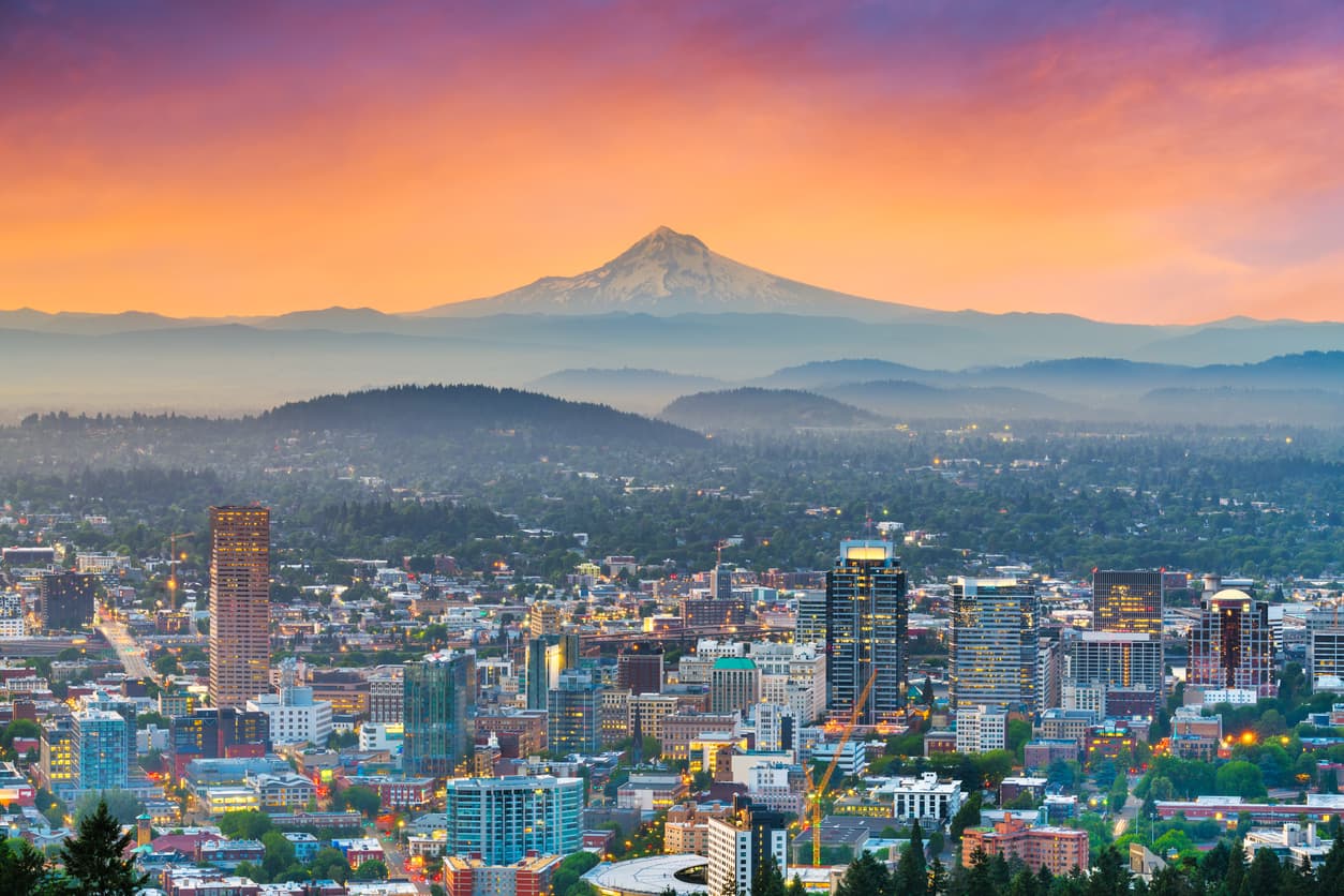<b>Puesto 33 de las ciudades donde el salario rinde más | Portland, Oregon</b>
<br>
<br>🔘 El ingreso promedio anual de un hogar en esa ciudad es de $73,159.
<br>🔘 Los cheques que recibe un hogar quincenalmente ascienden a $2,814.
<br>🔘 El monto de cubrir las necesidades básicas es de $1,628.
<br>🔘 Por ello, sobran $1,186 de cada cheque.