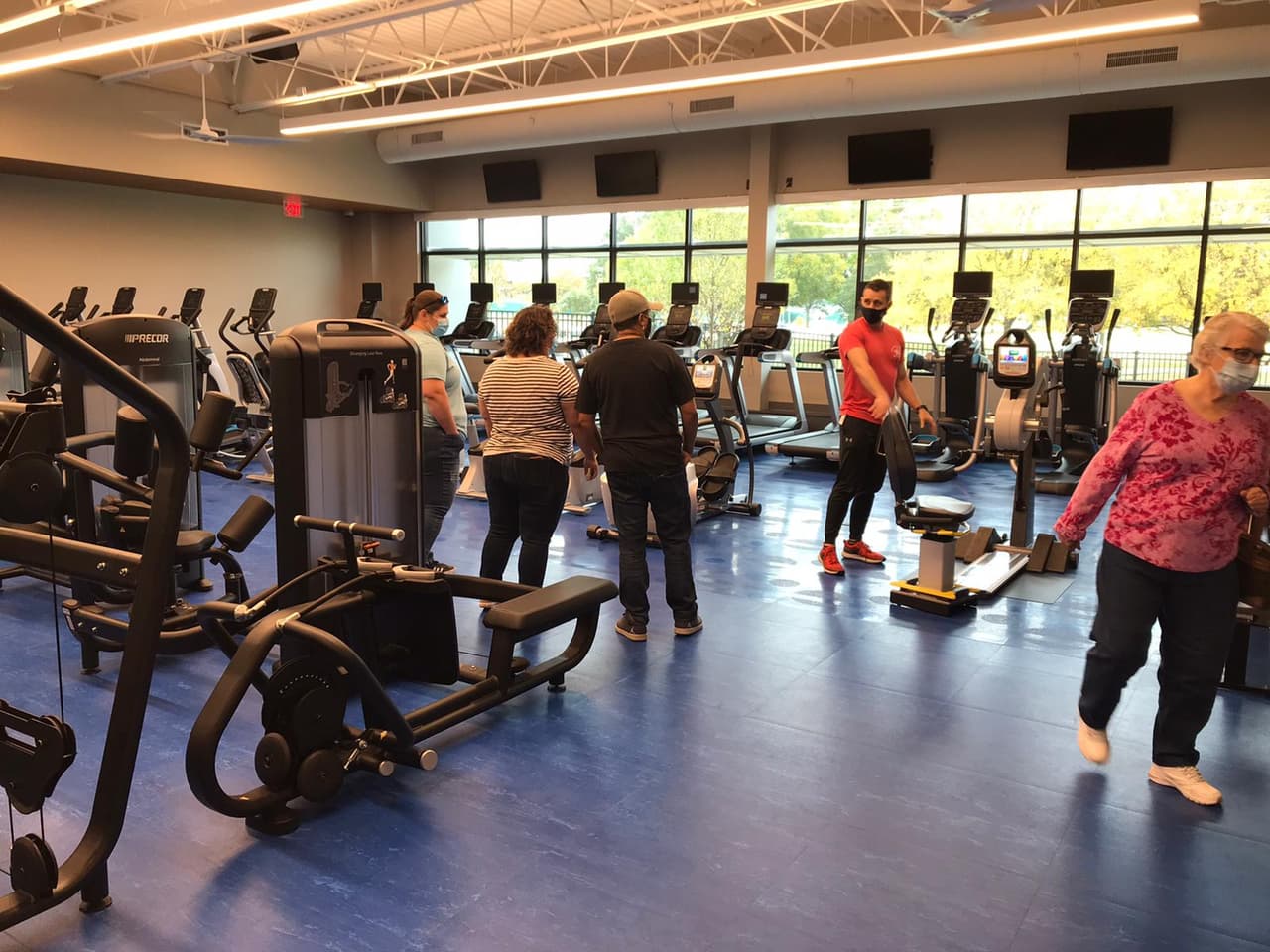El centro de recreación cuenta con salas de gimnasia, aeróbic, un salón para personas mayores, salas de reuniones comunitarias, un centro de cuidado infantil y hasta una piscina cubierta. 
<br>
<br>