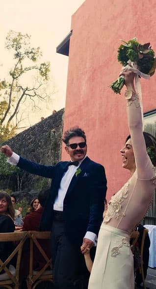 Así celebraron al inicio de la fiesta, con el ramo al aire. ¡Orgullosísimos!