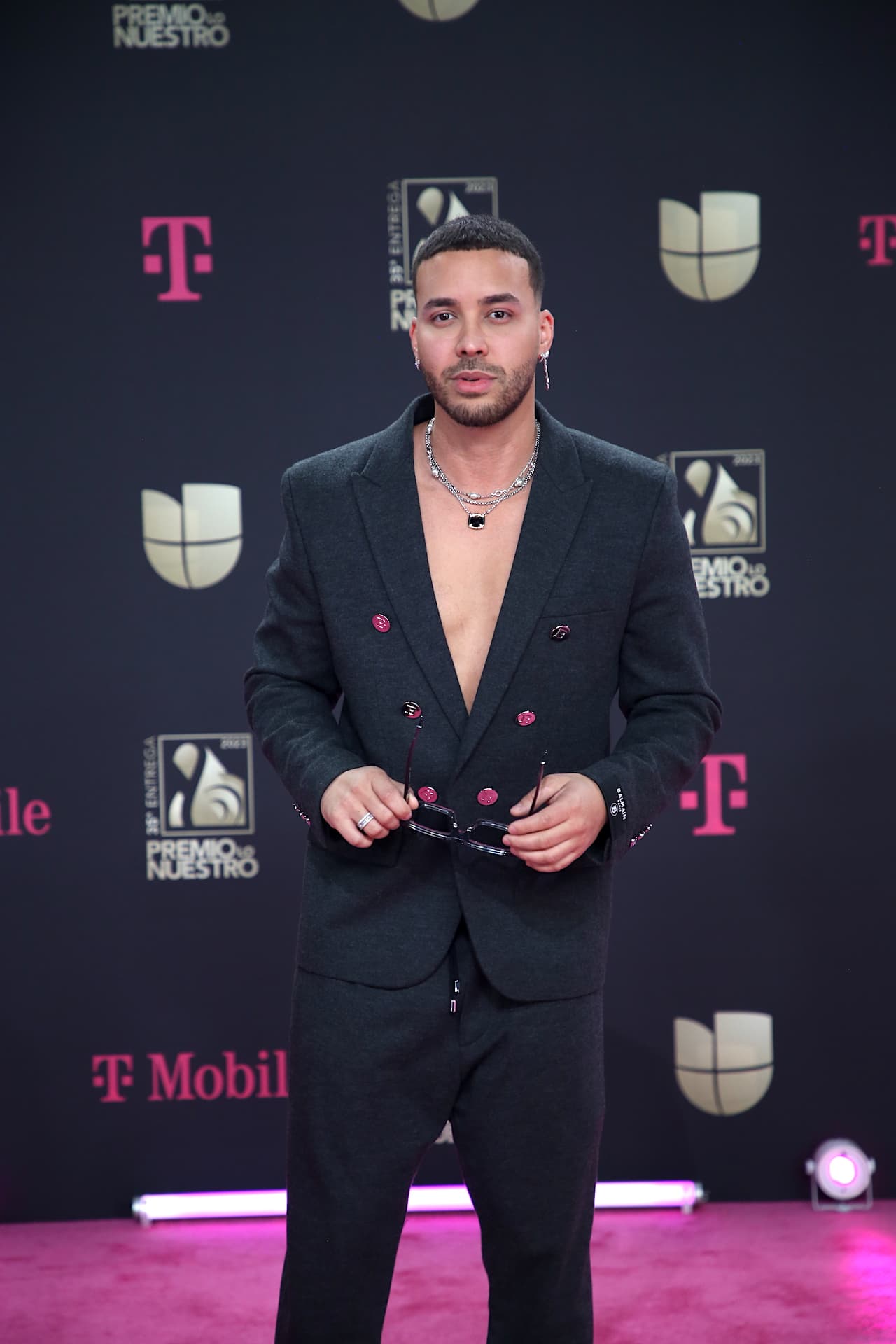 <b>Prince Royce</b> se dejó ver casual, con un traje casual y sin camisa.