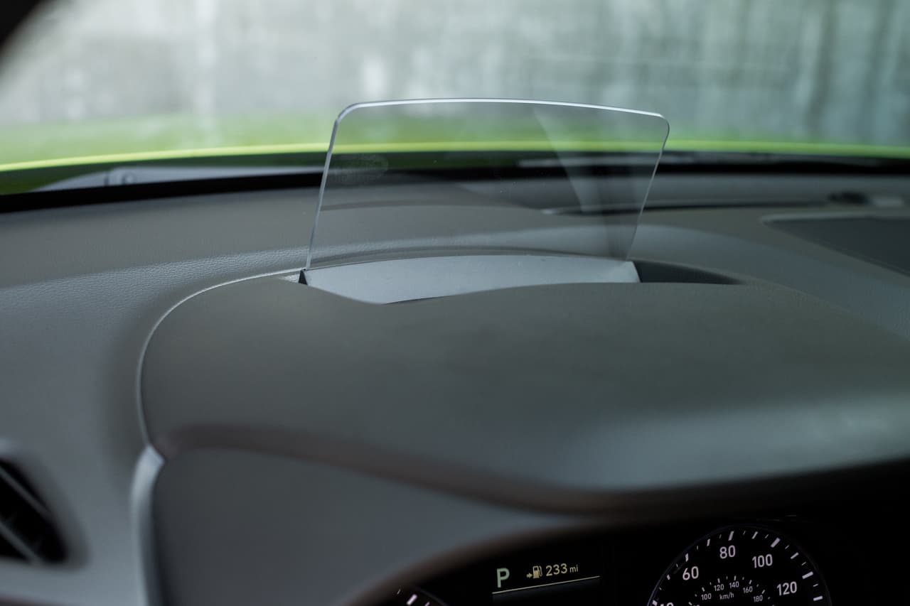 <b>Hyundai Kona 2018</b>
<br>La versión más equipada ofrece instrumentación redundante proyectada en una pequeña pantalla transparente sobre el tablero similar a los que ofrecen algunos modelos de Mini. Estos instrumentos ofrecen al conductor información del vehículo como velocidad y consumo de combustible sin que tenga que retirar la vista del camino.