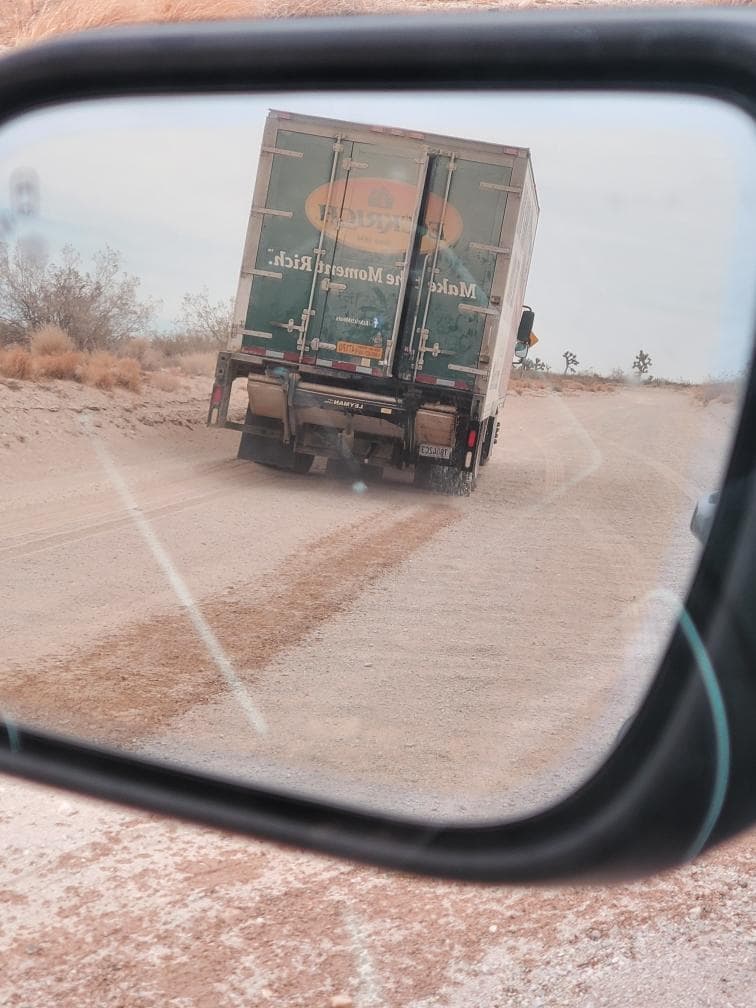 Durante varios días, los vigilantes de True Liberty Protection Services siguieron de cerca las pipas de agua y vehículos sospechosos que circulaban por una localidad en el condado de San Bernardino, en California.
