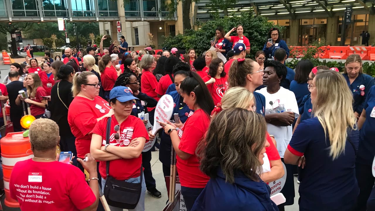 Enfermeras y enfermeros inician huelga para pedir mejores condiciones laborales en el Hospital de la Universida de Chicago.
