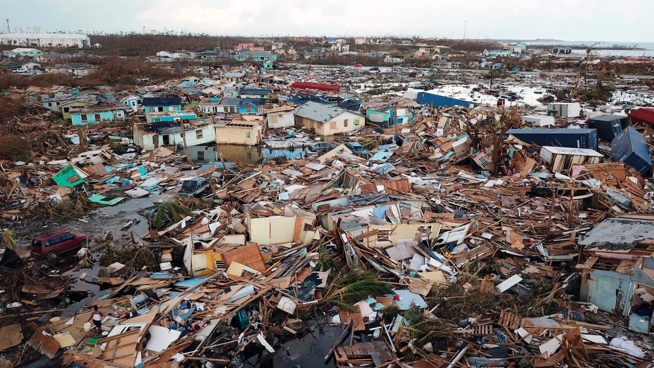 "Los hogares en Marsh Harbour han sido destruidos en un 60%”, dijo el primer ministro de Bahamas, Hubert Minnis, luego de un primer sobrevuelo cuando por fin se desplazó el huracán. El fenómeno, ahora menos fuerte, se encuentra muy cerca de la costa de Carolina del Sur.