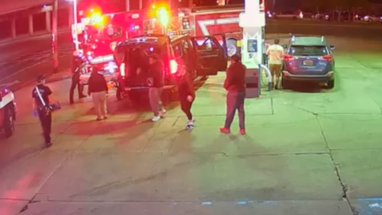 Los ocupantes de uno de los vehículos bajaron la ventana y empezaron disparar contra el carro familiar. Según las autoridades, los atacantes fueron una mujer y un hombre, ambos hispanos.