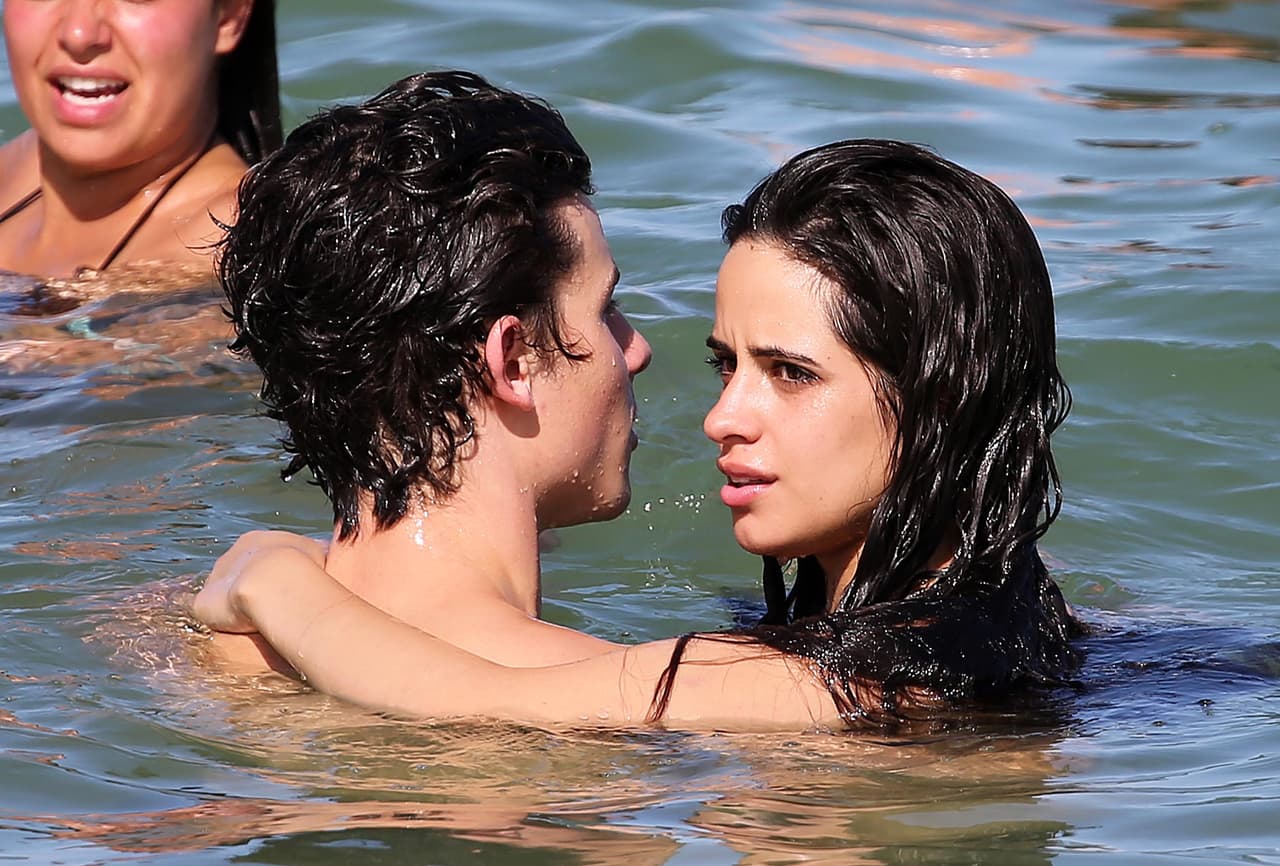 Incluso, el pasado lunes 29 de julio de 2019,
<b><a href="https://www.univision.com/famosos/recuerdas-cuando-me-soltaste-camila-cabello-le-echa-en-cara-a-shawn-mendes-la-vez-que-la-dejo-caer-video" target="_blank"> a la pareja</a></b> se le vio disfrutando de las aguas de Miami en donde 
<b><a href="https://www.univision.com/famosos/camila-cabello-y-shawn-mendes-se-besan-en-la-boca-y-a-la-vista-de-todos-en-miami-pero-no-confirman-romance-fotos">compartieron su cariño sin tapujos</a>. </b>