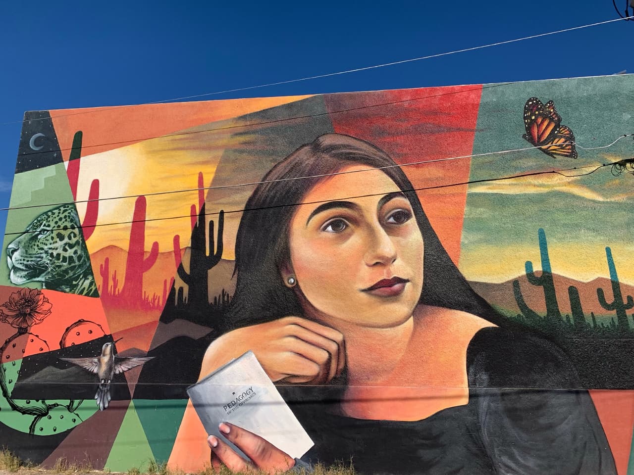 El mural “Sonora” se encuentra en el
<a href="https://goo.gl/maps/Www9wGYwgLQV84mk6" target="_blank">738 N. 5th Avenue .</a>
<br>
<br>
<br>Artista: Karlito Miller Espinosa
<br>