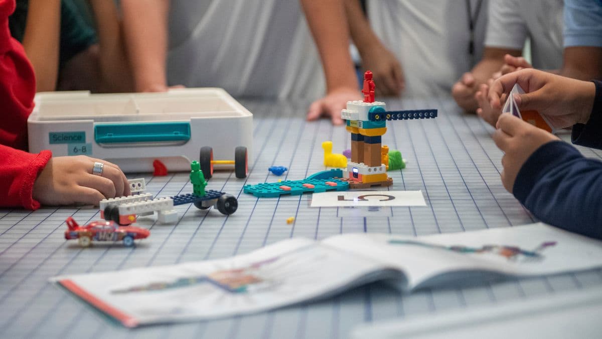 <b>¿Recibir los vouchers te da aprobación inmediata a las escuelas privadas? </b>
<br>
<br>No, 
<b>las escuelas privadas decidirán si te aceptan o no.</b> El que estén en el programa de 
<b>voucher escolares no les obliga a aceptar a todos los estudiantes que vengan de este. </b>Entra a
<a href="https://finder.educationfreedom.texas.gov/?_gl=1*dimdr8*_ga*MjA1ODc1MTIzMi4xNzY3ODE2OTkw" target="_blank">este enlace para ver el listado completo de escuelas </a>participantes. 
<br>Actualmente, 1,014 escuelas en Texas participan: 
<br>
<ul>
 <li aria-setsize="-1" data-leveltext="" data-font="Symbol" data-listid="4" data-list-defn-props="{"335552541":1,"335559685":720,"335559991":360,"469769226":"Symbol","469769242":[8226],"469777803":"left","469777804":"","469777815":"hybridMultilevel"}" data-aria-posinset="1" data-aria-level="1" role="listitem" class="OutlineElement Ltr SCXW112188347 BCX0" style="-webkit-user-drag: none; -webkit-tap-highlight-color: transparent; margin: 0px 0px 0px 24px; padding: 0px; user-select: text; clear: both; cursor: text; overflow: visible; position: relative; direction: ltr; display: block; font-size: 12pt; font-family: Aptos, Aptos_MSFontService, sans-serif; vertical-align: baseline;">Houston: 336</li>
 <li aria-setsize="-1" data-leveltext="" data-font="Symbol" data-listid="4" data-list-defn-props="{"335552541":1,"335559685":720,"335559991":360,"469769226":"Symbol","469769242":[8226],"469777803":"left","469777804":"","469777815":"hybridMultilevel"}" data-aria-posinset="2" data-aria-level="1" role="listitem" class="OutlineElement Ltr SCXW112188347 BCX0" style="-webkit-user-drag: none; -webkit-tap-highlight-color: transparent; margin: 0px 0px 0px 24px; padding: 0px; user-select: text; clear: both; cursor: text; overflow: visible; position: relative; direction: ltr; display: block; font-size: 12pt; font-family: Aptos, Aptos_MSFontService, sans-serif; vertical-align: baseline;">Dallas-Fort Worth: 317</li>
 <li aria-setsize="-1" data-leveltext="" data-font="Symbol" data-listid="4" data-list-defn-props="{"335552541":1,"335559685":720,"335559991":360,"469769226":"Symbol","469769242":[8226],"469777803":"left","469777804":"","469777815":"hybridMultilevel"}" data-aria-posinset="3" data-aria-level="1" role="listitem" class="OutlineElement Ltr SCXW112188347 BCX0" style="-webkit-user-drag: none; -webkit-tap-highlight-color: transparent; margin: 0px 0px 0px 24px; padding: 0px; user-select: text; clear: both; cursor: text; overflow: visible; position: relative; direction: ltr; display: block; font-size: 12pt; font-family: Aptos, Aptos_MSFontService, sans-serif; vertical-align: baseline;">San Antonio: 145</li>
 <li aria-setsize="-1" data-leveltext="" data-font="Symbol" data-listid="4" data-list-defn-props="{"335552541":1,"335559685":720,"335559991":360,"469769226":"Symbol","469769242":[8226],"469777803":"left","469777804":"","469777815":"hybridMultilevel"}" data-aria-posinset="4" data-aria-level="1" role="listitem" class="OutlineElement Ltr SCXW112188347 BCX0" style="-webkit-user-drag: none; -webkit-tap-highlight-color: transparent; margin: 0px 0px 0px 24px; padding: 0px; user-select: text; clear: both; cursor: text; overflow: visible; position: relative; direction: ltr; display: block; font-size: 12pt; font-family: Aptos, Aptos_MSFontService, sans-serif; vertical-align: baseline;">Austin: 99</li>
</ul>
<br>
<i>(y otras regiones de Texas con menor número)</i>
<br>