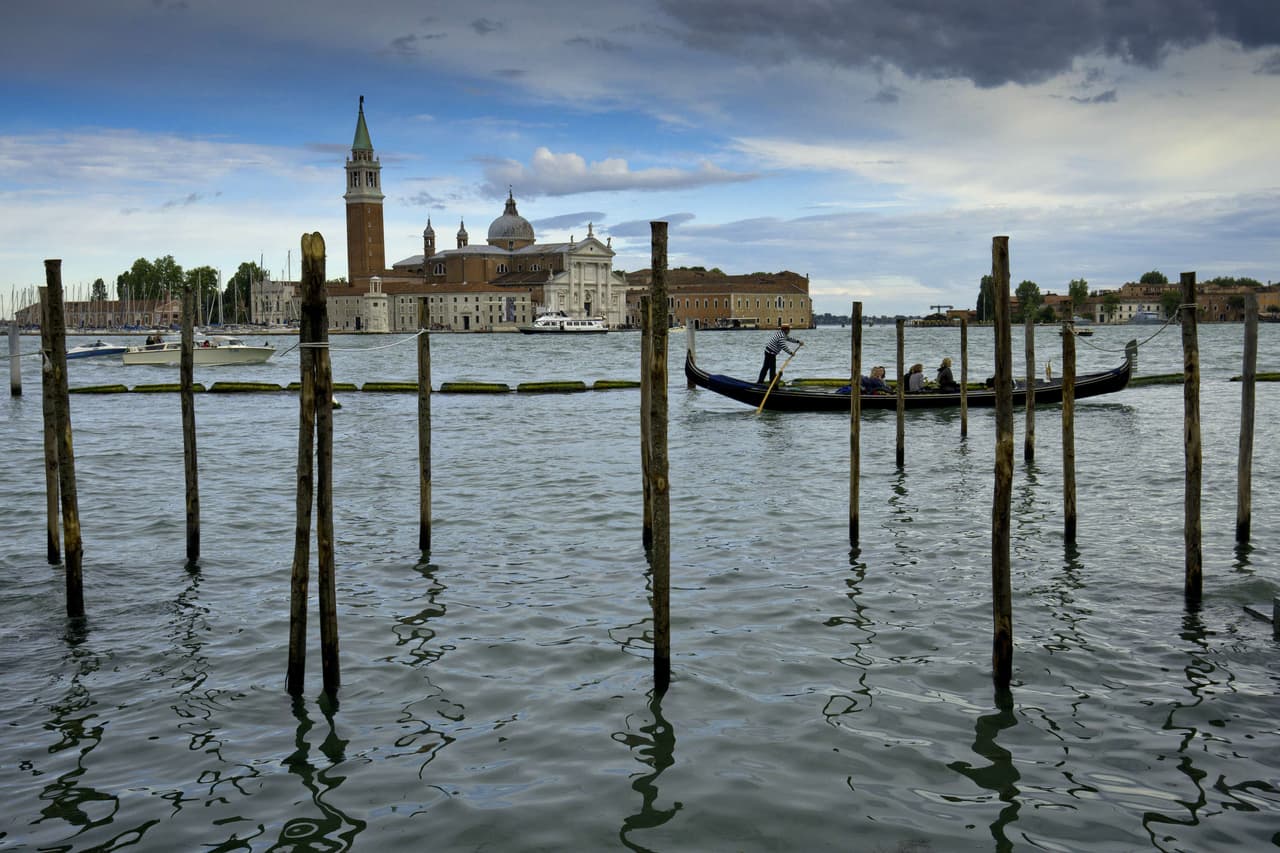 Venecia ya es famoso por su relación cercana con el agua, con sus canales llenos de agua proveniente del mar Adriático, es común que su Piazza San Marco así como en otras partes de la ciudad se inunden con frecuencia. Sin embargo, las inundaciones en este destino romántico podrían pasar a severas con el creciente nivel de mar. Aunque activistas ya han invertido en compuertas para reducir el impacto, no hay cómo saber realmente qué futuro le depara a la ciudad de las góndolas.
