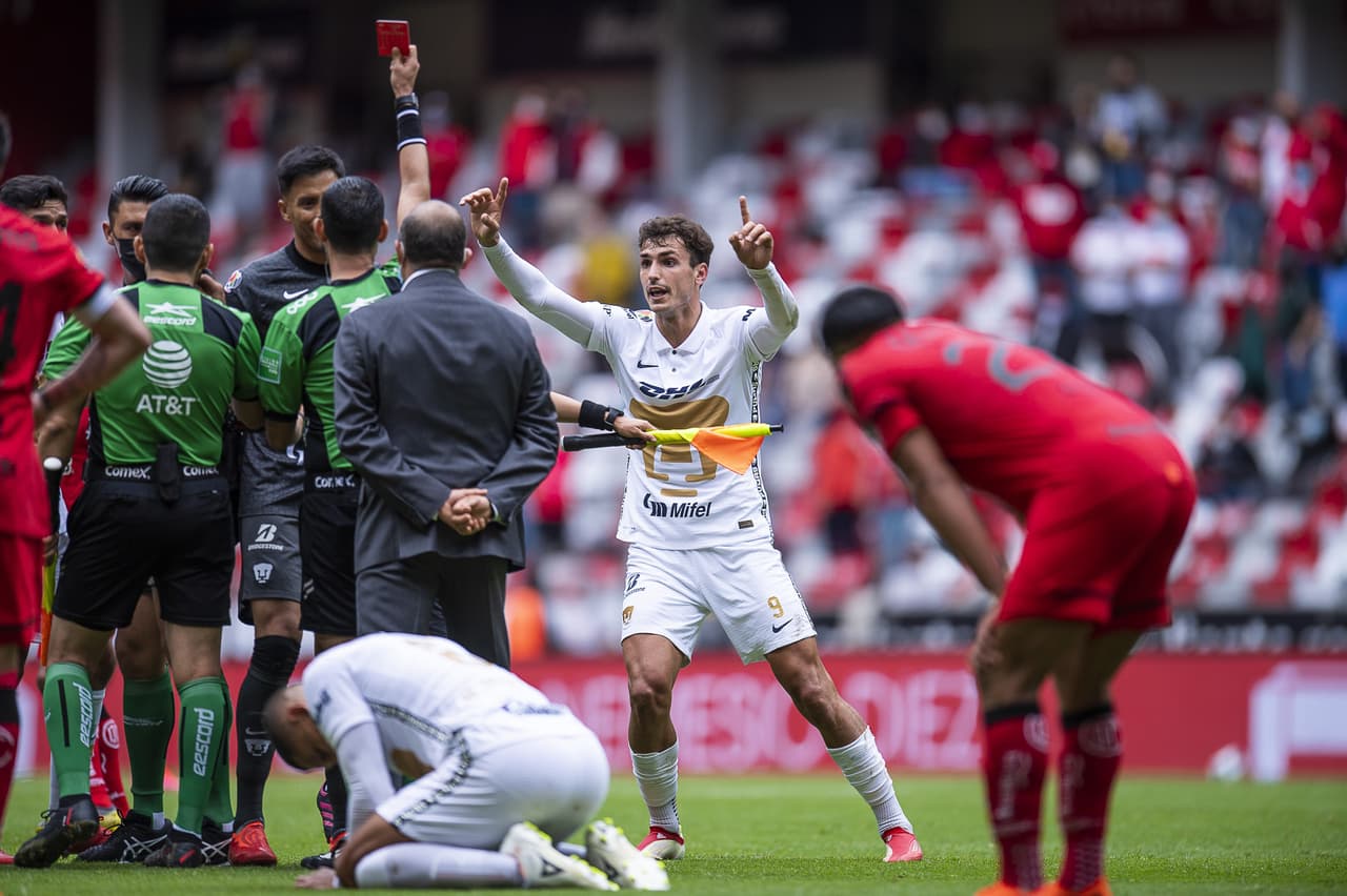 Juan Dinenno of Pumas receives red card of Pumas during the game Toluca vs Pumas UNAM, corresponding to seventh round of the Torneo Apertura Grita Mexico A21 of the Liga BBVA MX, at Nemesio Diez Stadium, on August 29, 2021.
<br>
<br> Juan Dinenno de Pumas recibe tarjeta roja de expulsion durante el partido Toluca vs Pumas UNAM, Correspondiente a la Jornada 07 del Torneo Apertura Grita Mexico A21 de la Liga BBVA MX, en el Estadio Nemesio Diez, el 29 de Agosto de 2021.