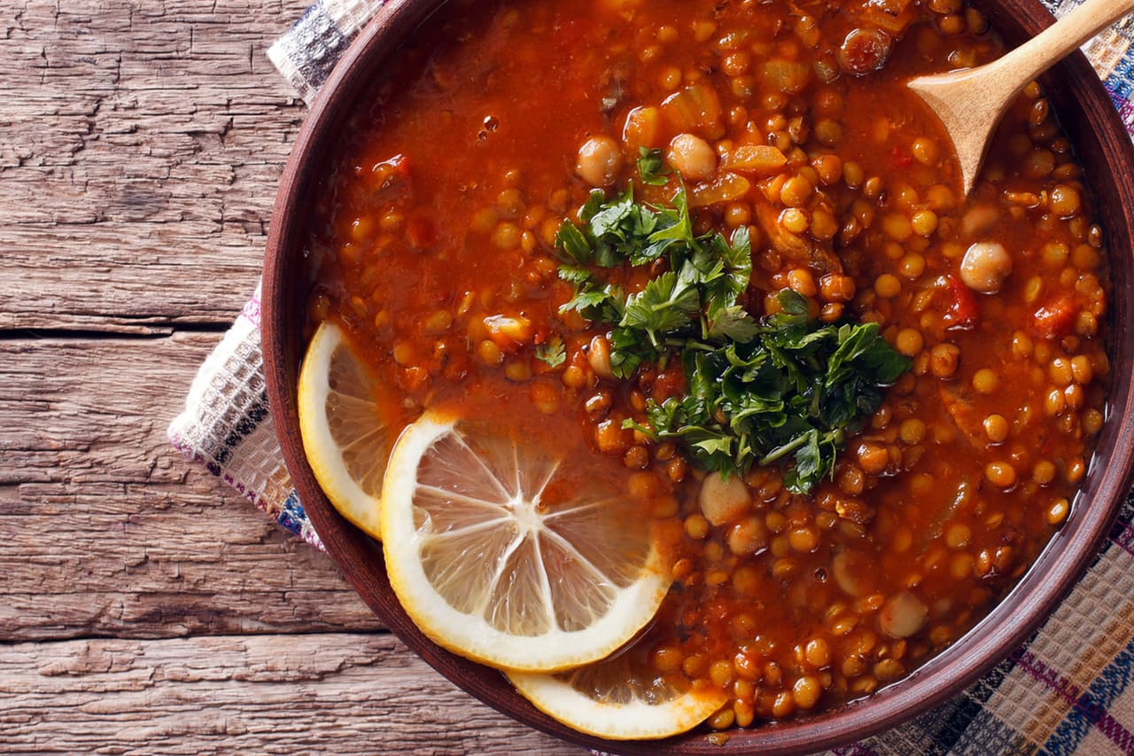 <b>Harira</b>
<br>
<br>
<b>Origen: Marruecos</b>
<br>
<br>Muchos marroquíes y argelinos musulmanes rompen el ayuno del Ramadán con un plato caliente de este reconfortante guiso de garbanzos. Su caldo a base de tomate se prepara con canela, jengibre, cúrcuma y pimienta, que añade un toque picante.
<br>
<br>Aunque las versiones vegetarianas de este plato son muy populares, la más clásica incluye trozos tiernos de cordero u otra carne.
<br>