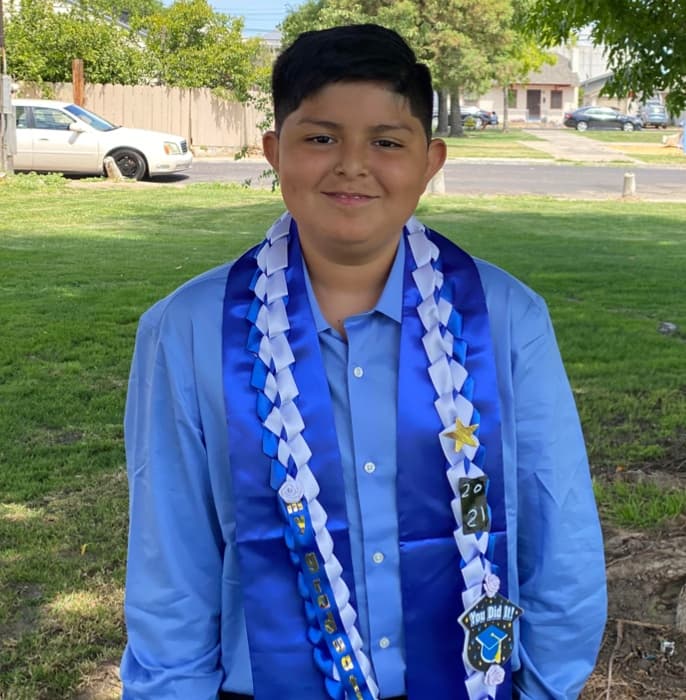 <b>Ángel Corona</b> — 8° grado
<br>
<br>"¡Felicidades Ángel por cerrar esta etapa de tu vida y buena suerte con la próxima etapa en la preparatoria!"