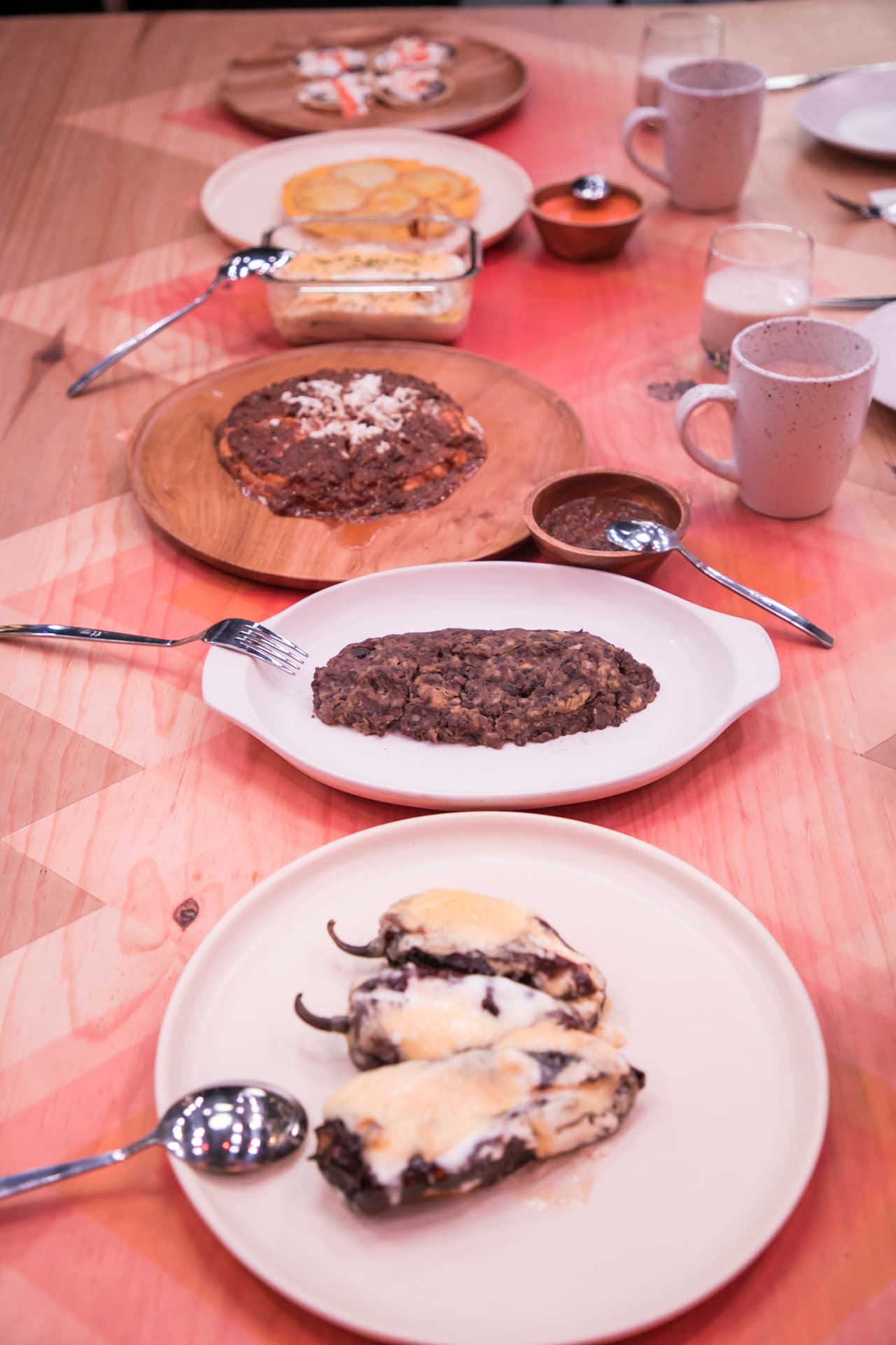 La familia Nahum preparó seis platillos, entre ellos: chiles rellenos de frijol, huevo con frijoles, queso entomatado, amás de atole de nuez y horchata de guayaba. "Nos acoplamos muy bien para el desayuno, nos sentimos súper confiados, nos encantó lo que hicimos", dijo Lourdes.