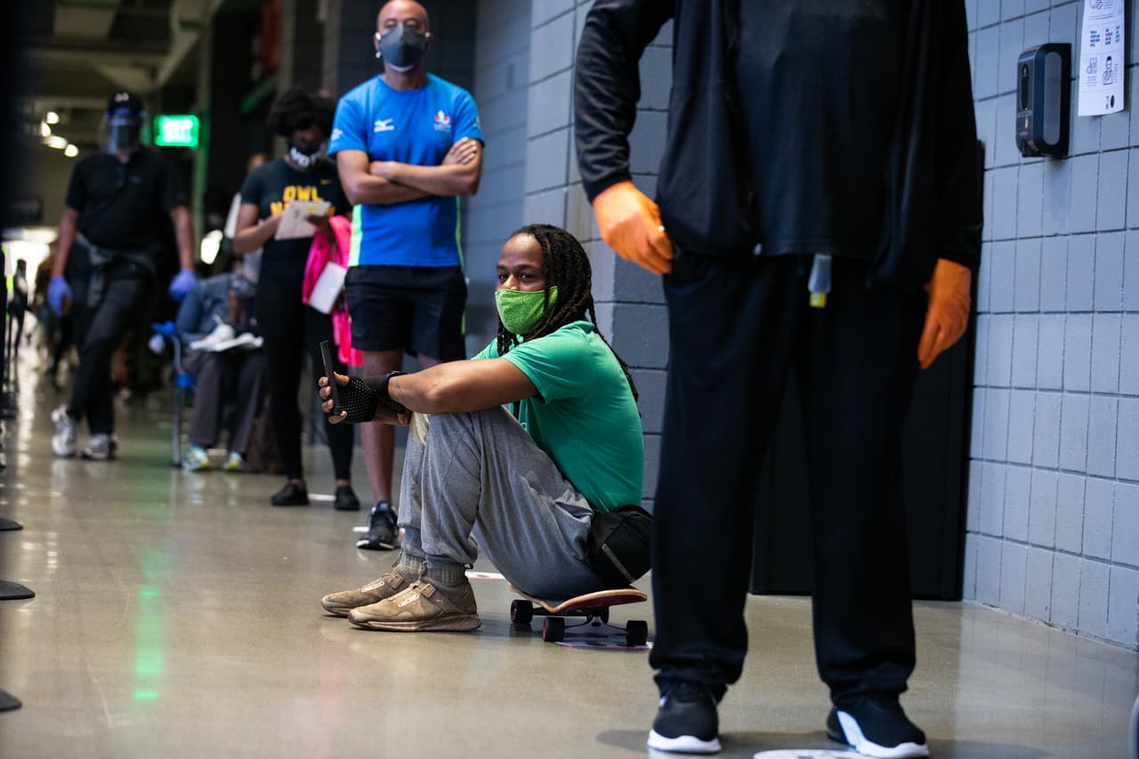 Una larga fila de votantes en un centro de votación anticipada más grande del estado de Georgia, instalado en el State Farm Arena de la ciudad de Atlanta. 12 de octubre.