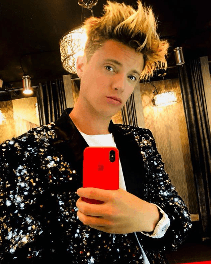 Comenzó su carrera artística con su canal de Youtube.