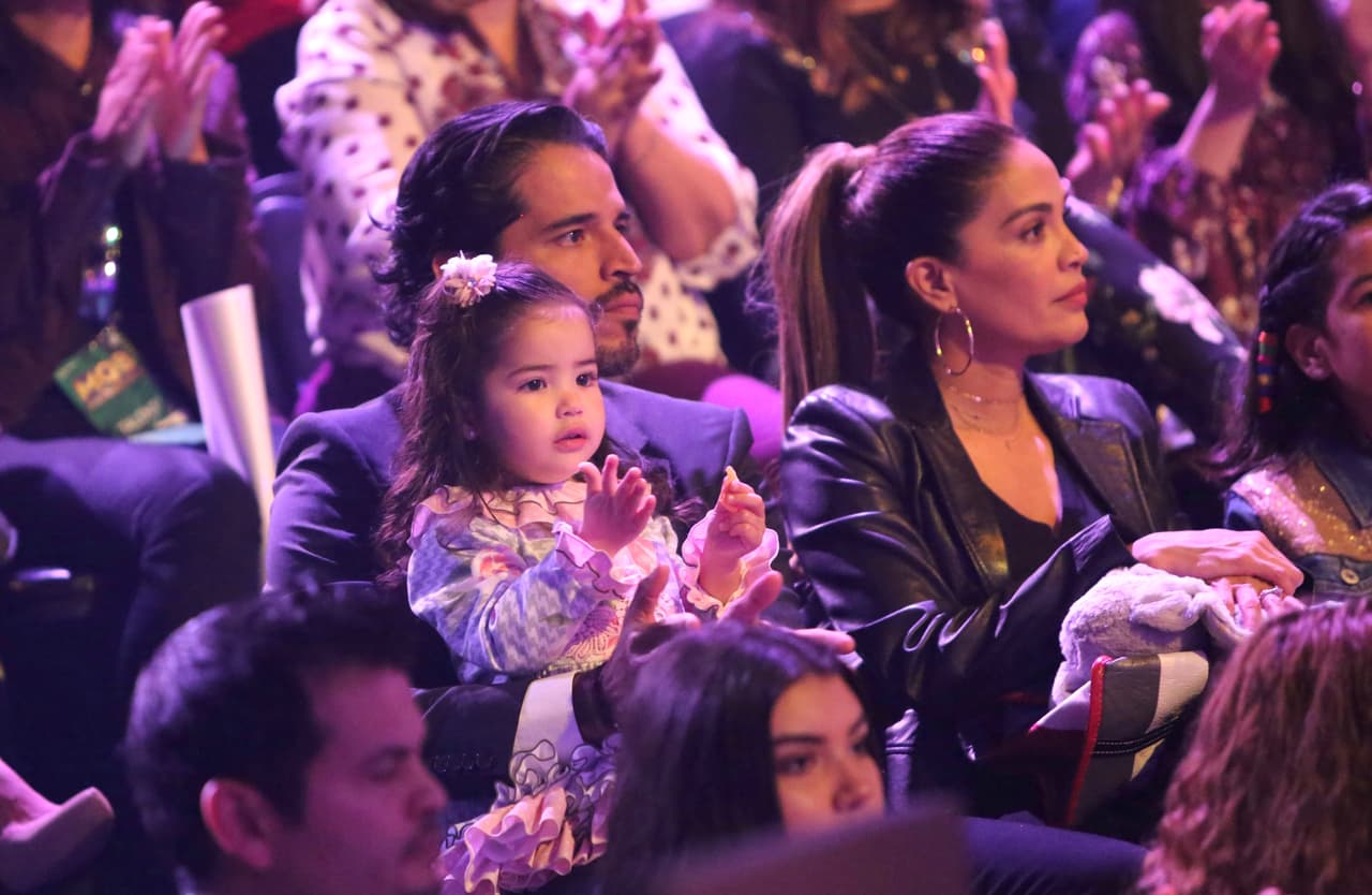 Su cuñada Karla Martínez también estaba por ahí, ella quería brindarle su apoyo en esta gran noche.