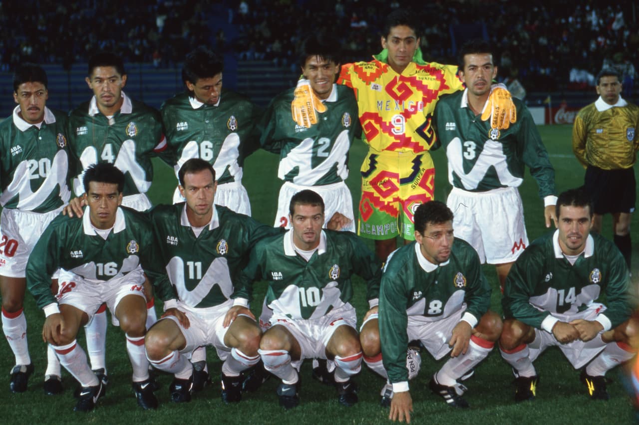 <b>1995.</b> Arriba: Jorge Rodríguez, Ignacio Ambríz, Marcelino Bernal, Jorge Campos, Juan Ramínrez Perales. Abajo: Alberto Coyote, Luis Alves, Luis García, Alberto García Aspe, Joaquín del Olmo.