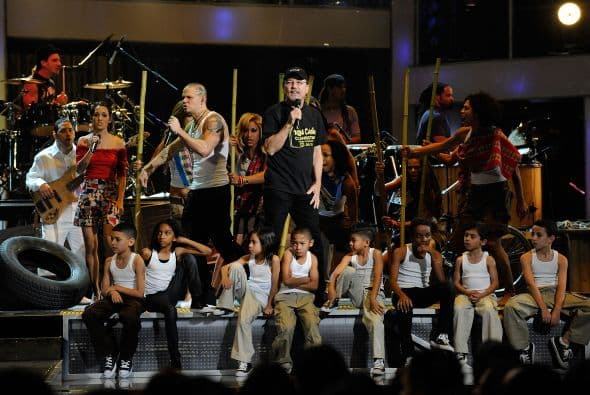 La actuación de Blades y la explosiva banda puertorriqueña es uno de los momentos más memorables en esta entrega de premios.