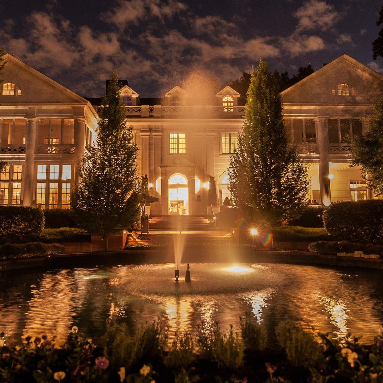 <b>Charlotte</b>. The Duke Mansion, de 100 años de antigüedad, es una excelente opción para visitar junto a tu pareja. Disfruta de una botella de vino mientras observan los cuatro acres y medio de hermosos jardines para una de las escapadas más románticas que puedas tener en la ciudad.
<br>
<br>
<b><a href="https://goo.gl/maps/P5ohPoNKepddzQng8">Cómo llegar</a></b>