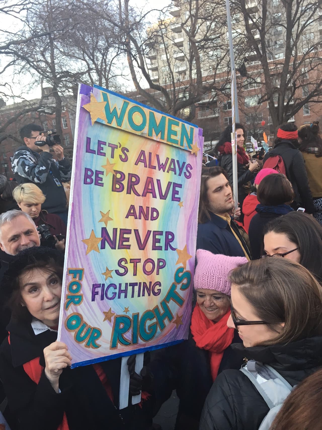 "Seamos siempre valientes y nunca dejemos de luchar por nuestros derechos", lee este letrero.