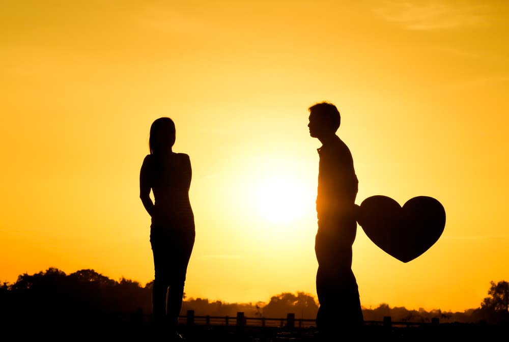 Sobre todo evita eso de “con todo lo que hice por esa persona, con lo mucho que me sacrifiqué y mira cómo me pagó”. Eso no tiene sentido. Lo hecho, hecho está. Lo hiciste en su momento, con amor, o tal vez agradecimiento o pensando era lo correcto, lo viviste y ahora es historia. Cuando hagas algo por otra persona no lo hagas esperando que te recompensen, ni siquiera agradecimiento. Lo haces y punto. Si te sientes bien contigo mismo al hacerlo ahí está tu recompensa, y si esa persona te falla ¡ese es su problema porque ha perdido un gran amigo o un gran amor!