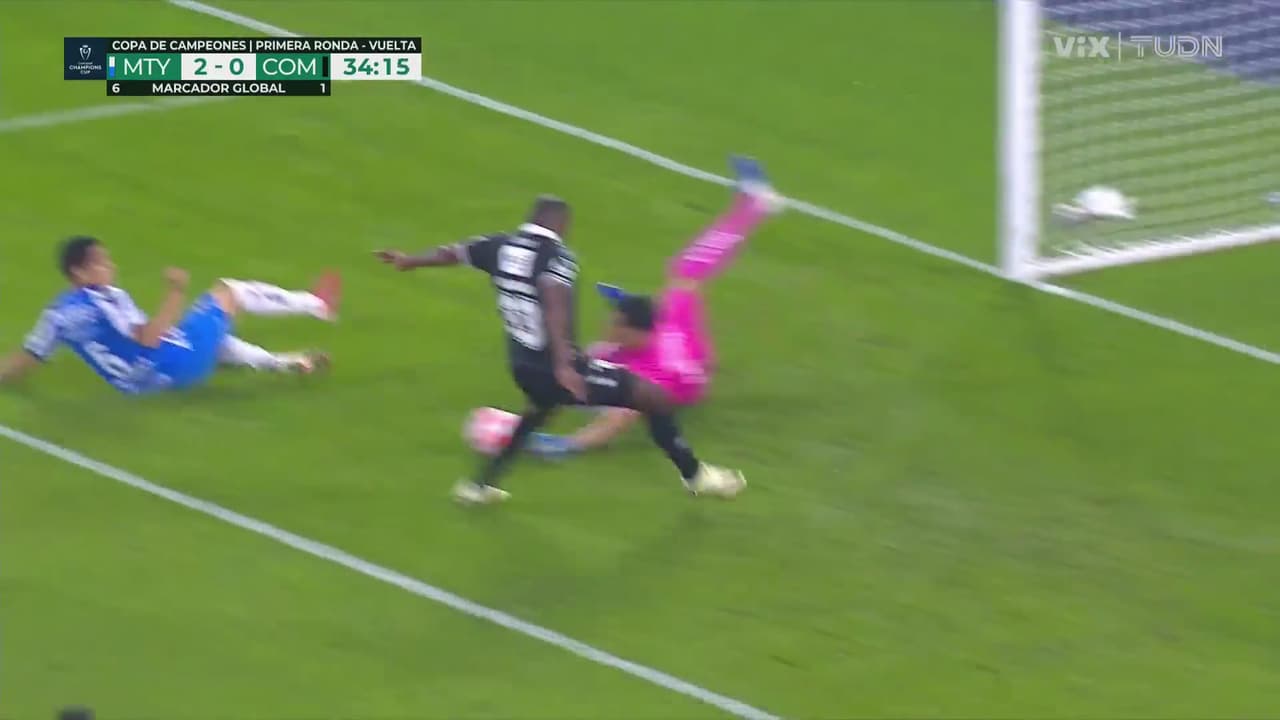 Andrada alcanza a meter el guante para evitar el gol guatematelco