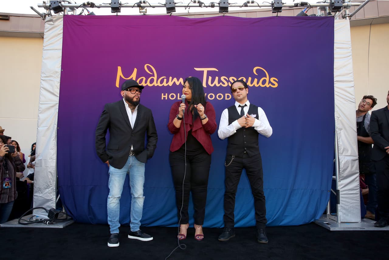 ¡Por fin! La familia y fans de Selena se reunieron en Los Ángeles para celebrar por la develación de la figura de cera de la difunta cantante.