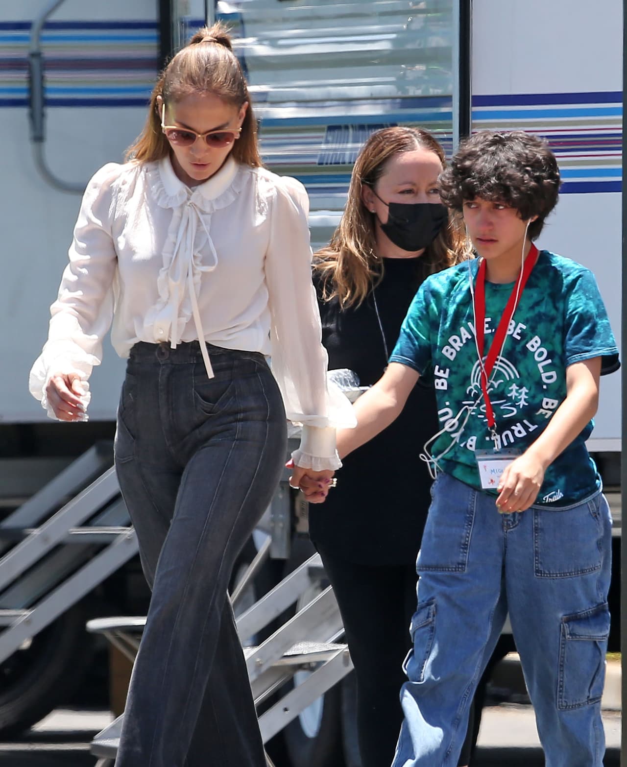 El look lo completó con una cola de caballo y un par de gafas de sol color canela.
<br>
