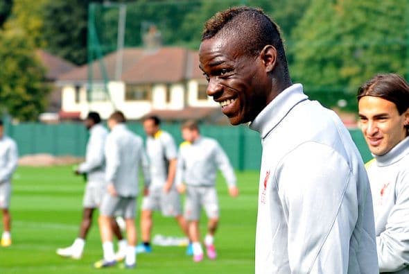 Balotelli inhala helio y le canta al Liverpool