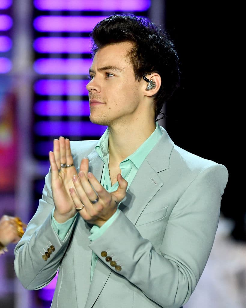 Harry hizo la primera aparición masculina en la portada de Vogue en el año 2020, con un vestido largo azul claro y un blazer, uno de los muchos looks que rompen las normas de género.