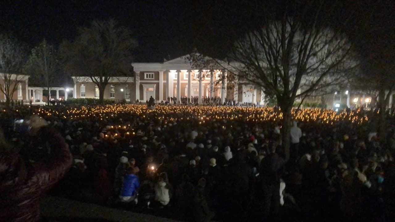 Miles de estudiantes y miembros de la comunidad de la Universidad de Virginia acudieron con velas a honrar la memoria de sus compañeros asesinados en el campus el 13 de noviembre por la noche.