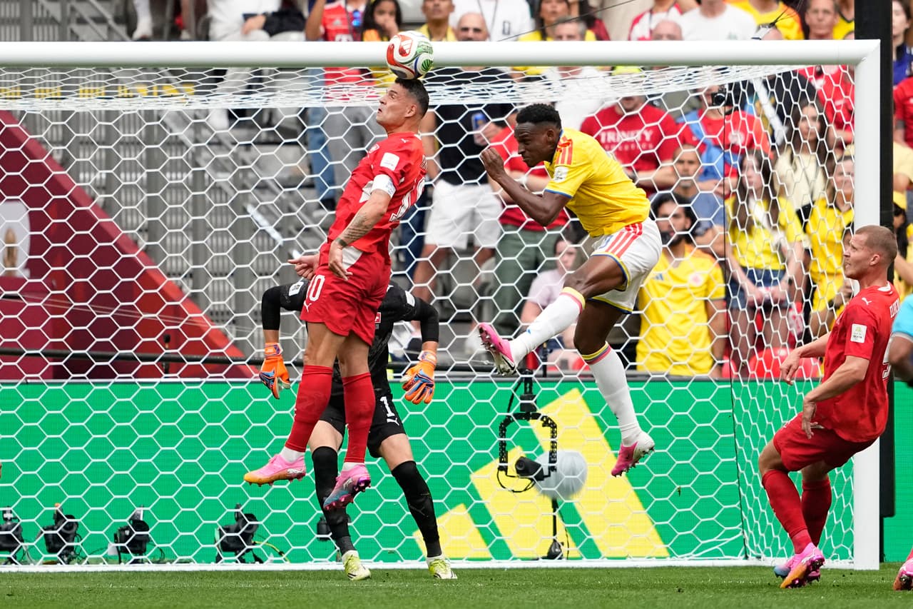 El suizo Granit Xhaka (izquierda) despeja el balón durante el partido de octavos de final de la Copa del Mundo entre Suiza y Colombia en Vancouver, Columbia Británica, el martes 7 de julio de 2026.