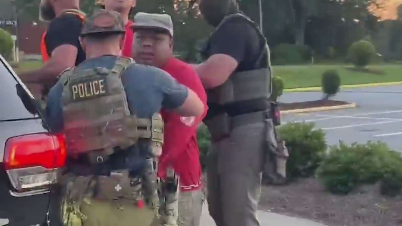 Una mujer confrontó a agentes de ICE durante el arresto de tres hispanos en Marietta