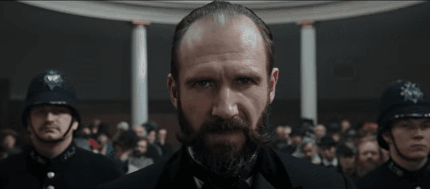 Ralph Fiennes como Moriarty