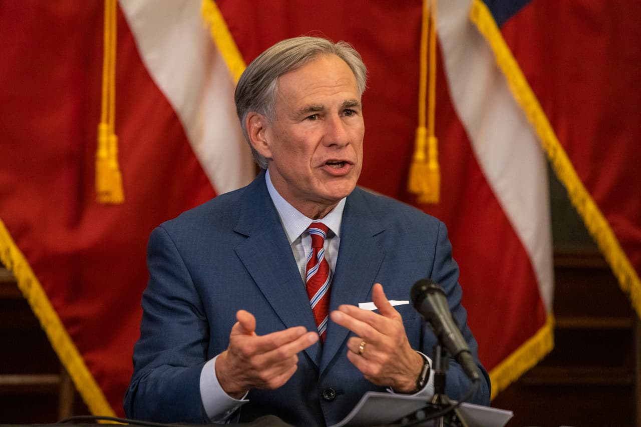 ✅ 
<b>Texas |</b> FEMA informó el 21 de agosto que había otorgado los fondos a este estado. En la imagen, su gobernador, el republicano Greg Abbott, en una conferencia de prensa el 18 de mayo pasado.