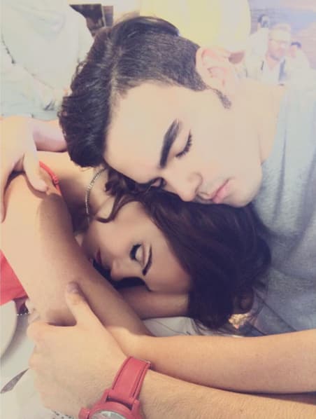 Su noviazgo generó críticas y mucha polémica desde comenzó y es que ella es 12 años más grande que él.