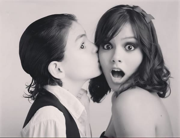 Adriano comenzó su carrera desde muy pequeño. En esta foto tenía 11 años, es hermano de Samadhi, quien también es actriz.