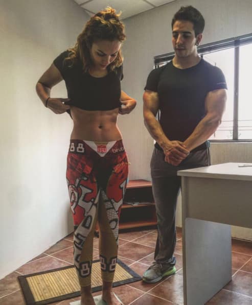 A los dos les encanta hacer ejercicio, pero Laura no quiere quedarse atrás...