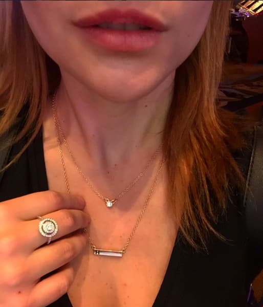 Y cuando no están juntos se mandan lindos mensajes como este, en donde Laura muestra joyería que él le regaló: "Missing you...".