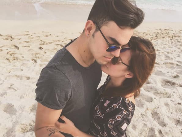 Laura y Adriano se conocieron mientras grababan la telenovela "A Que No Me Dejas". Dentro de la trama eran madre e hijo.