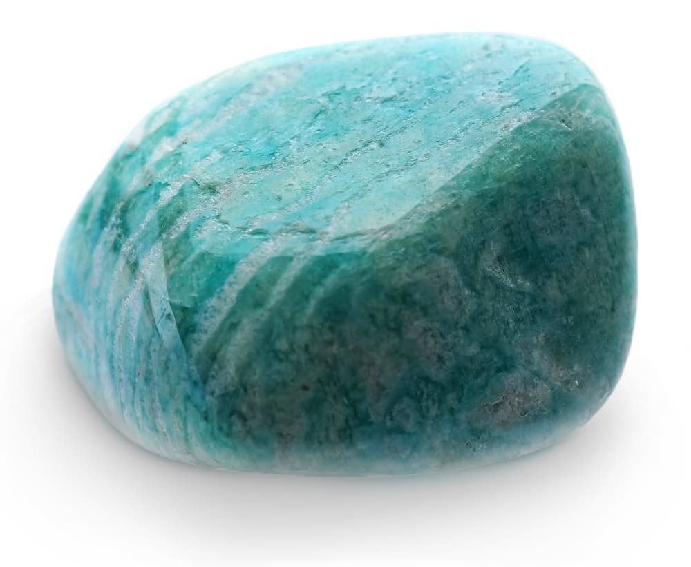 Cuando te sientes ansioso, temeroso, con algún complejo de culpabilidad o inferioridad o estés pasando por alguna situación estresante o desagradable, puedes colocar una amazonita sobre tu garganta durante diez minutos diarios. Acuéstate para disfrutar de este ritual, y aprovecha para meditar y tratar de relajarte.