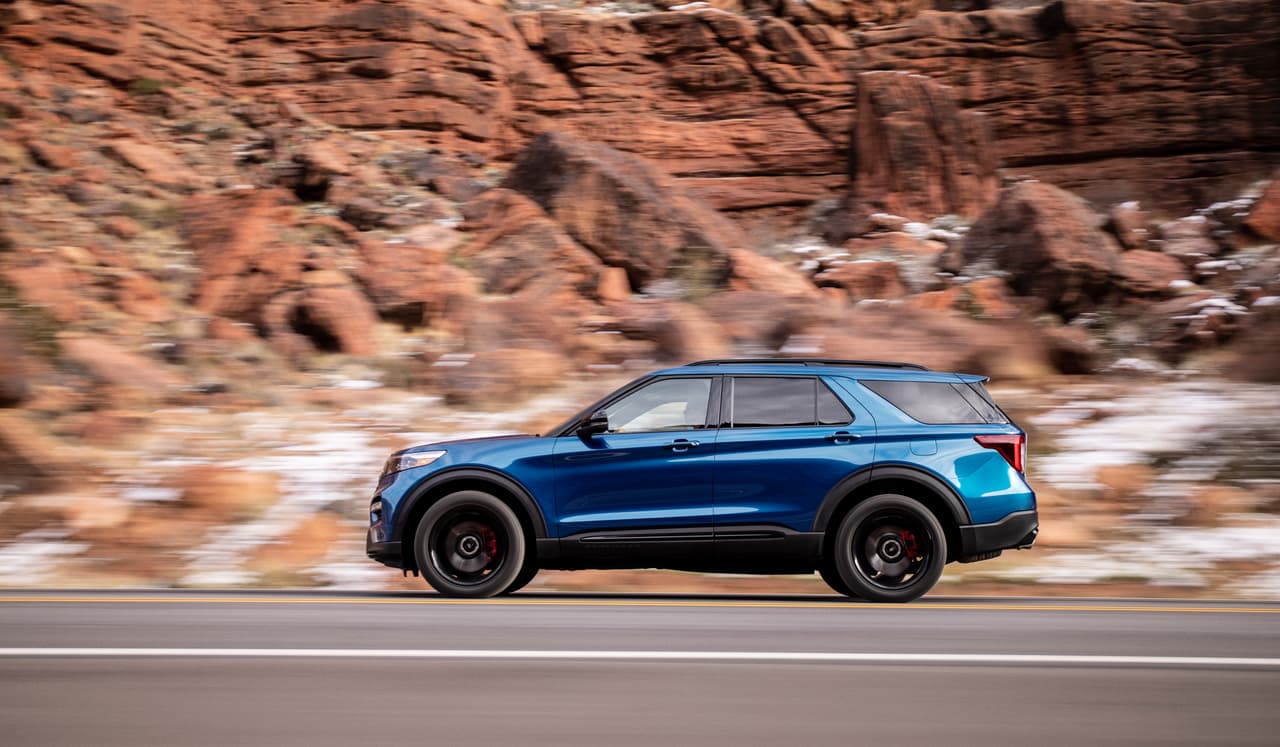 <h3 class="cms-h3-H3">Ford Explorer ST 2020</h3>
<br>Como si lo anterior fuera poco, la Explorer ST ofrece un
<b> modo de manejo Sport</b>, el cual al ser seleccionado en un dial en la consola central, cierra los radios de la dirección asistida variable para una reacción más vigorosa a los comandos del conductor, le da una reacción más agresiva al acelerador, mantiene las velocidades de la transmisión por más tiempo y mayores revoluciones y aumenta el sonido del motor.