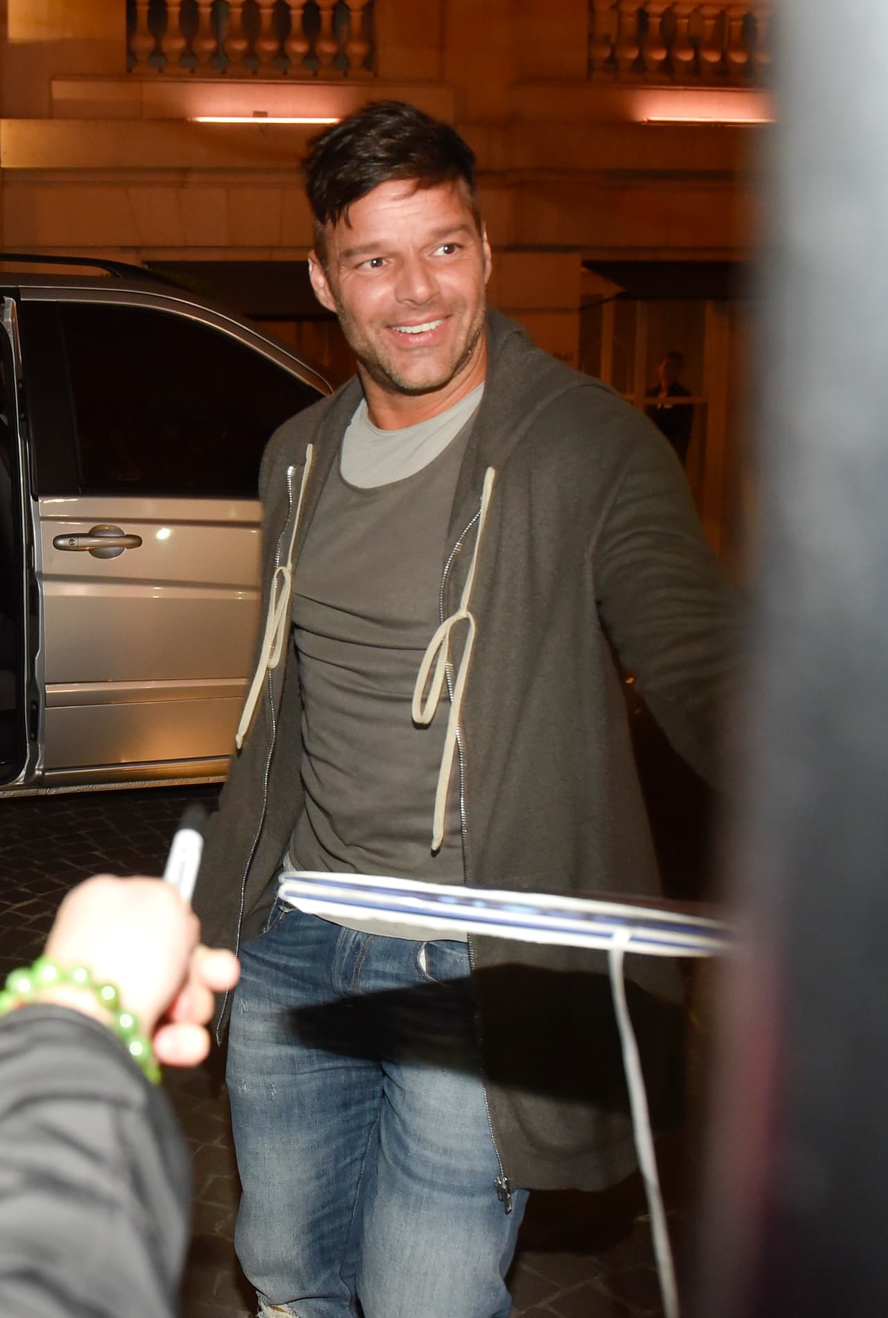 Iba con jeans azules y playeras grises combinadas con una 
<i>hoodie</i> del mismo tono.