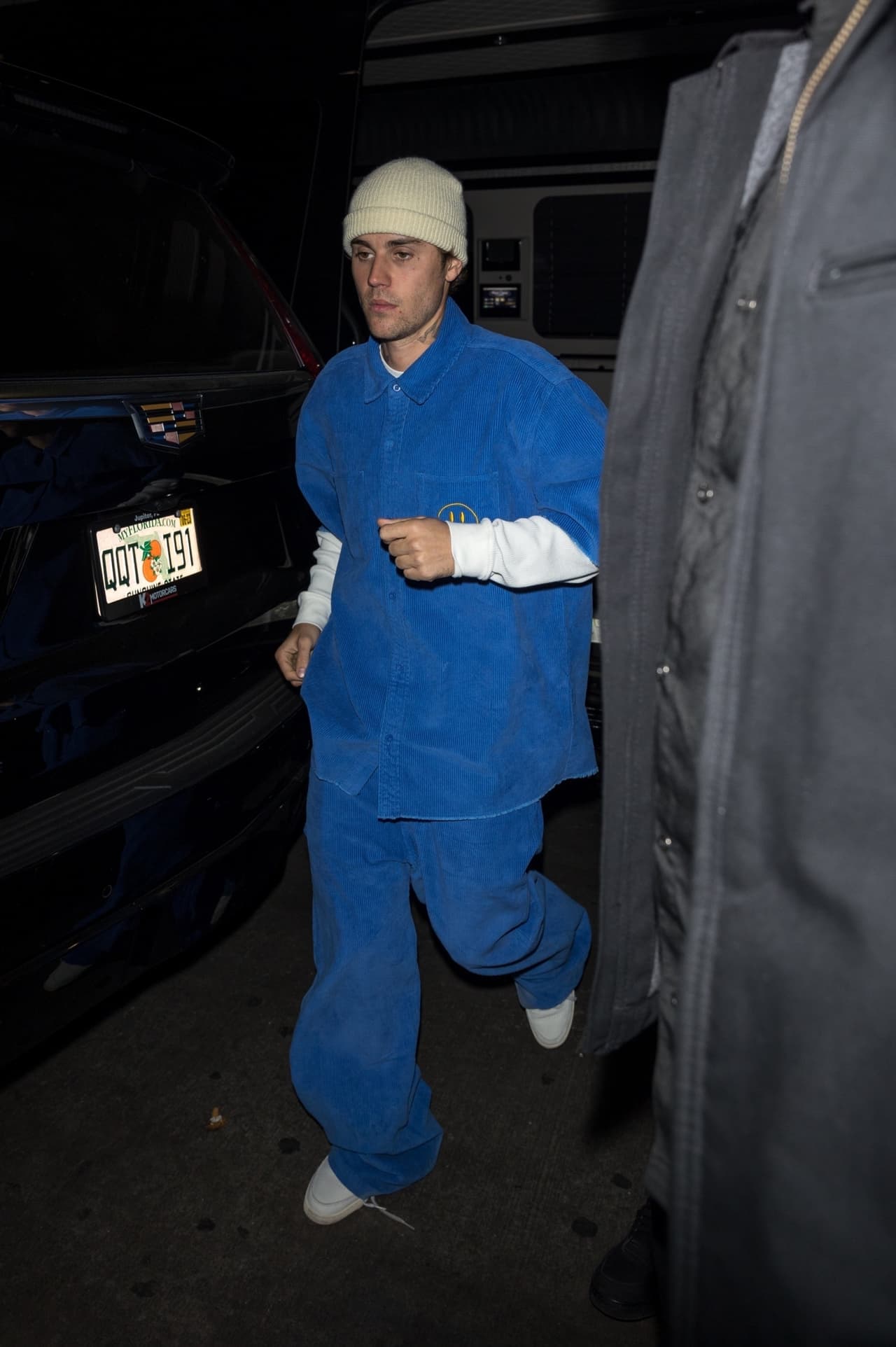 Bad Bunny estuvo poco tiempo con Justin Bieber, pues él llegó a las 9:57 pm y a las 10:16 pm salió.