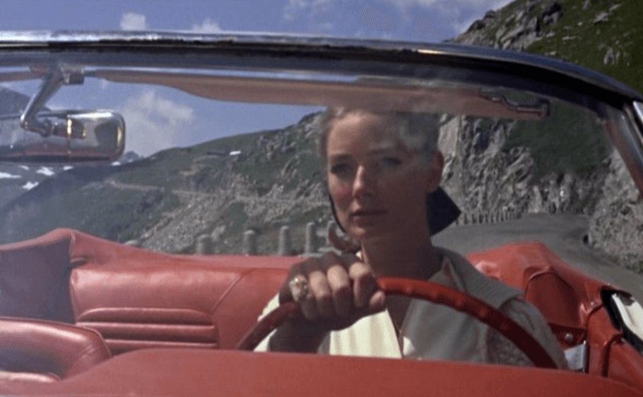 En
<b>Goldfinger</b> (1965)
<b>Tilly Masterson</b>, interpretada por la anglo-rusa Tania Mallet, asecha a Auric Goldfinger el villano panzón en honor de quién el film fue bautizado, a bordo del nuevo
<b>Ford Mustang convertible 1965.</b>